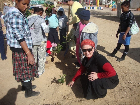 שותלים בבית הספר חזון עובדיה את הגדר החיה של הגינה האקולוגית(צילום:אריאל ציון) שותלים בבית הספר חזון עובדיה את הגדר החיה של הגינה האקולוגית(צילום:אריאל ציון)